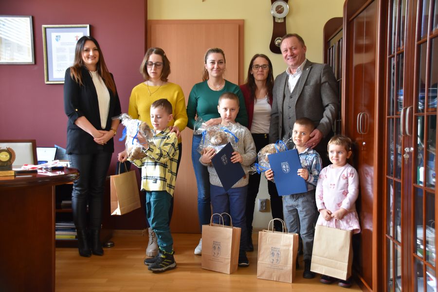 Laureaci konkursu plastycznego z wizytą u Starosty Polickiego