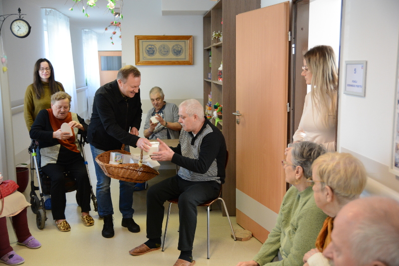 Świąteczna wizyta w Dziennym Domu Senior+ i Regionalnym Centrum Wsparcia Osób Niesamodzielnych