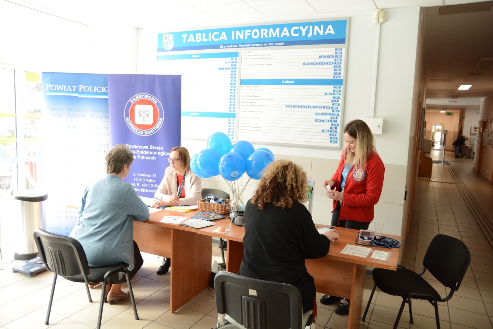 Powiatowa Stacja Sanitarno-Epidemiologiczna w Policach zorganizowała stoisko z okazji Światowego Dnia Zdrowia