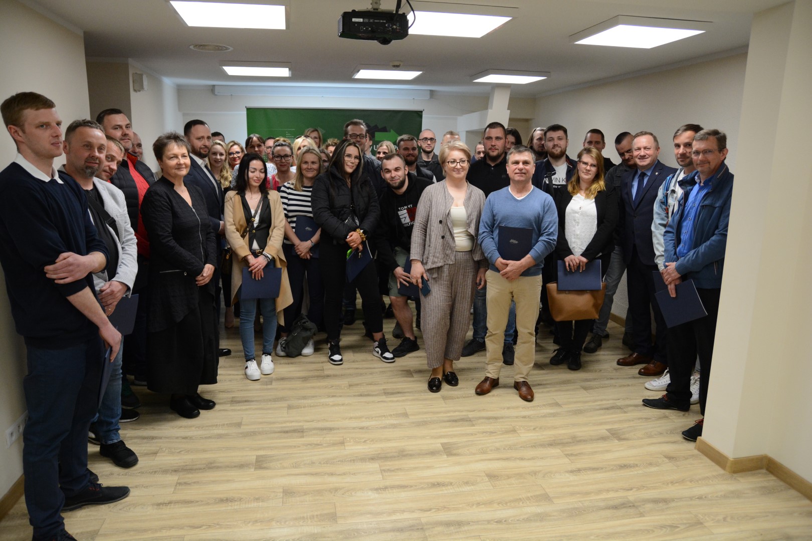 Wręczono umowy w pierwszej edycji tegorocznego naboru na rozpoczęcie własnej działalności gospodarczej