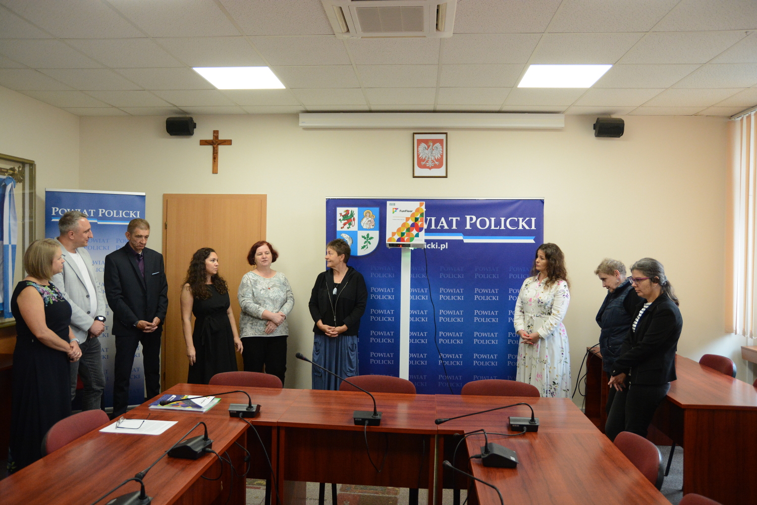 Przekazanie interaktywnego urządzenia projekcyjnego Powiatowemu Klubowi Samopomocy w Policach