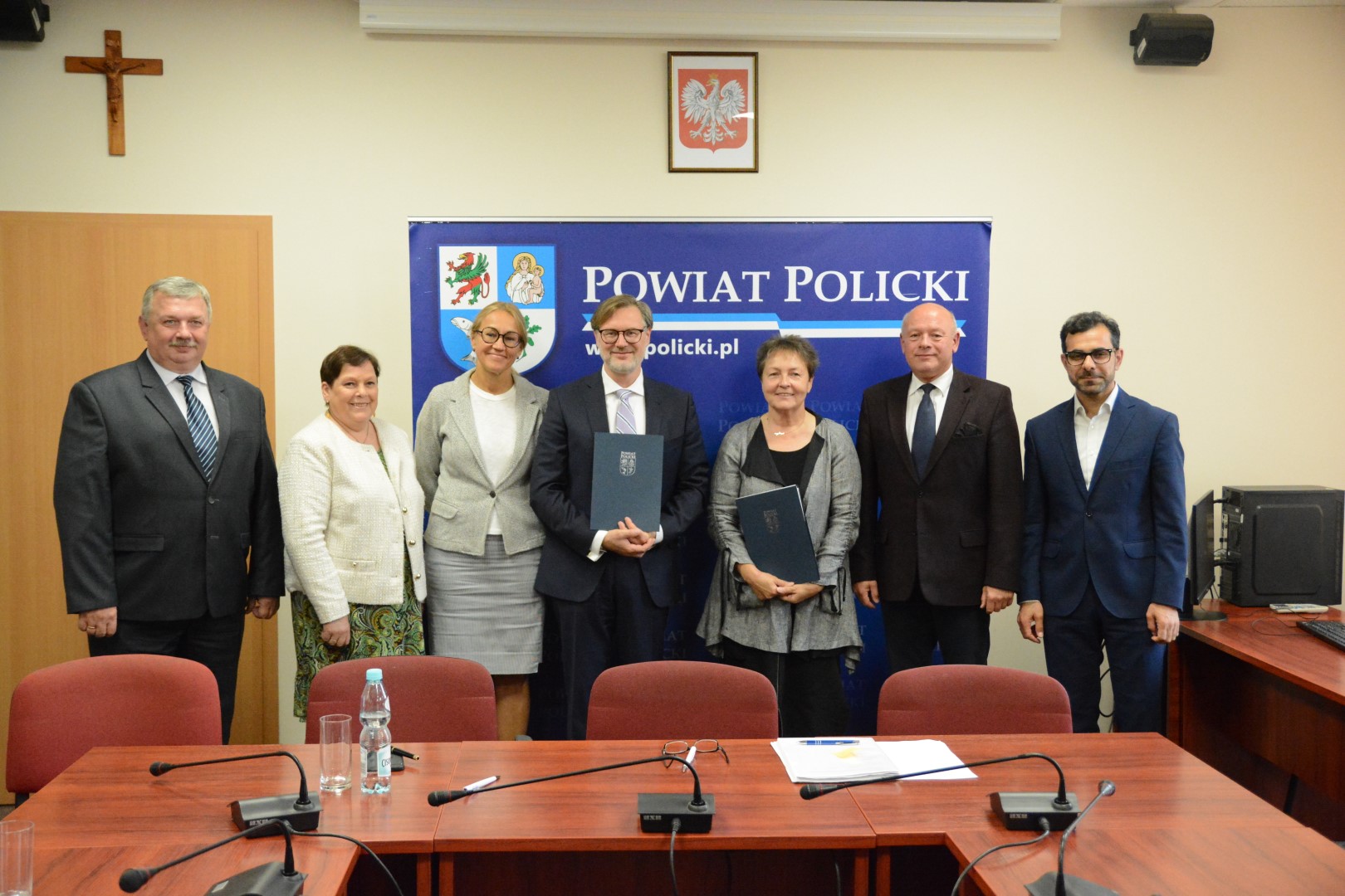 Podpisanie umowy o realizację w latach 2023-2024 programu polityki zdrowotnej „Powiatowy program przeciwdziałania nadwadze i otyłości wśród dzieci w wieku 8 lat uczęszczających do szkół podstawowych w Powiecie Polickim”