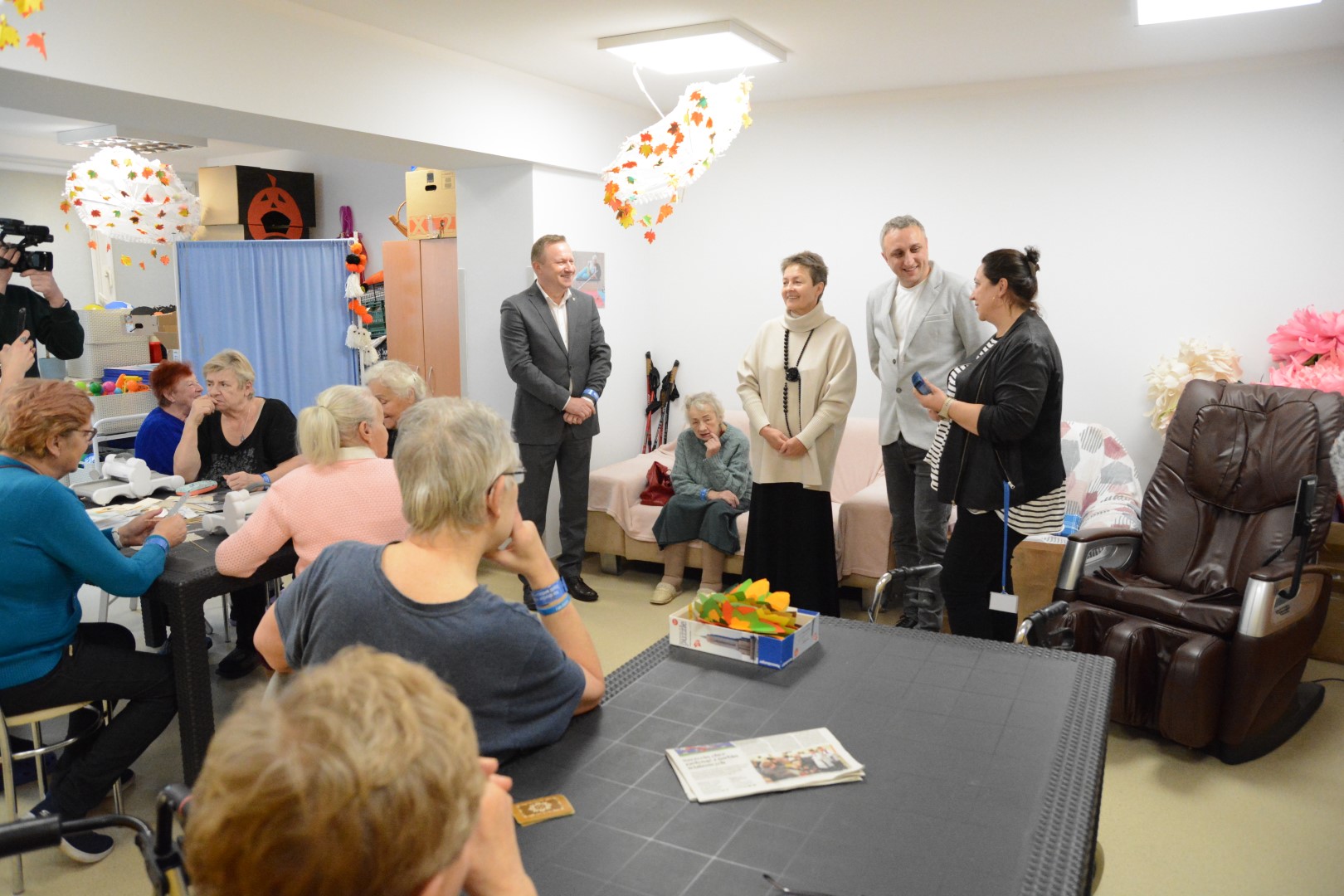 Przekazano opaski bezpieczeństwa mieszkańcom Dziennego Domu Senior+ w Policach