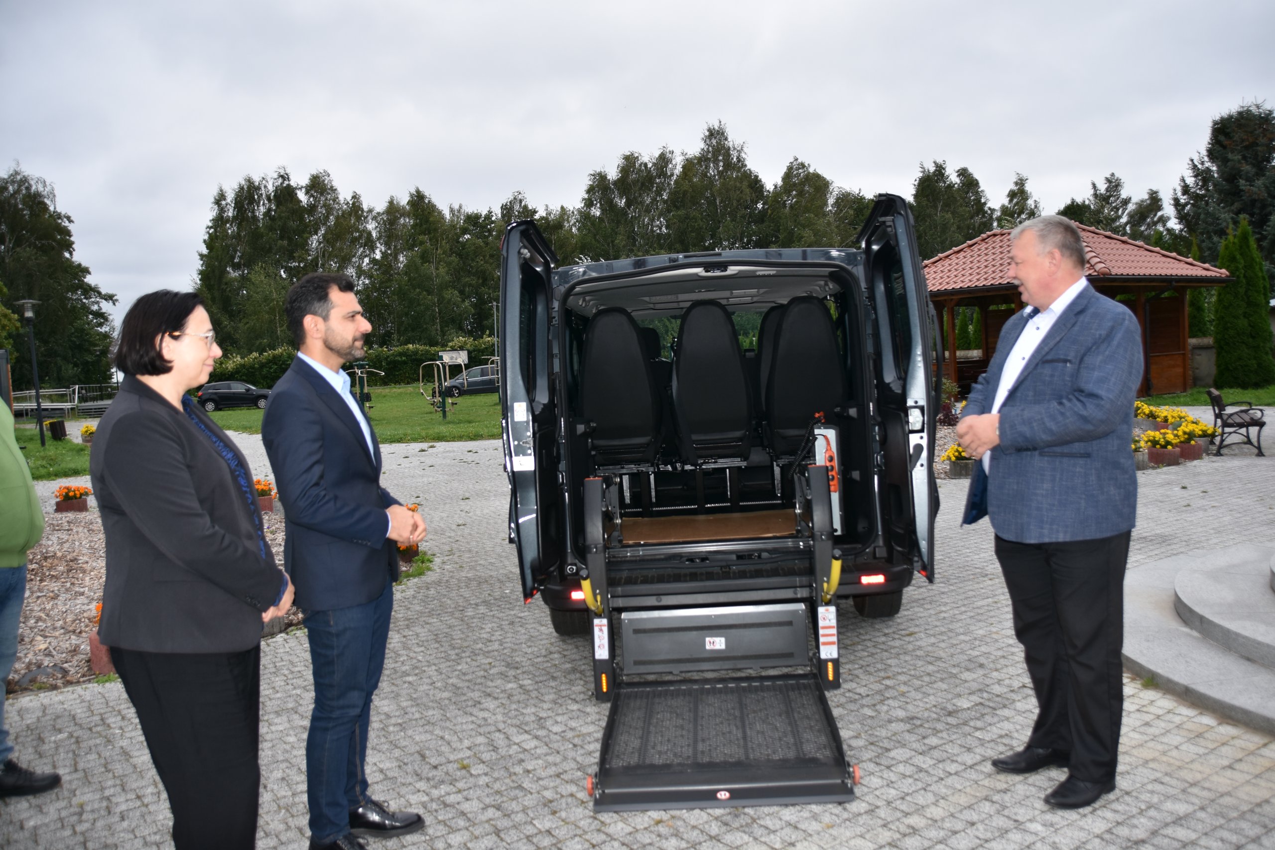 Nowy mikrobus z windą do przewozu osób niepełnosprawnych dla mieszkańców gminy Nowe Warpno
