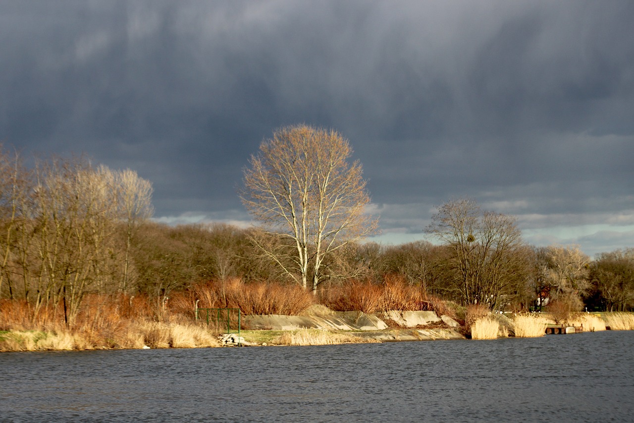 Uwaga obowiązuje czasowy bezwzględny zakaz poruszania się po wałach przeciwpowodziowych