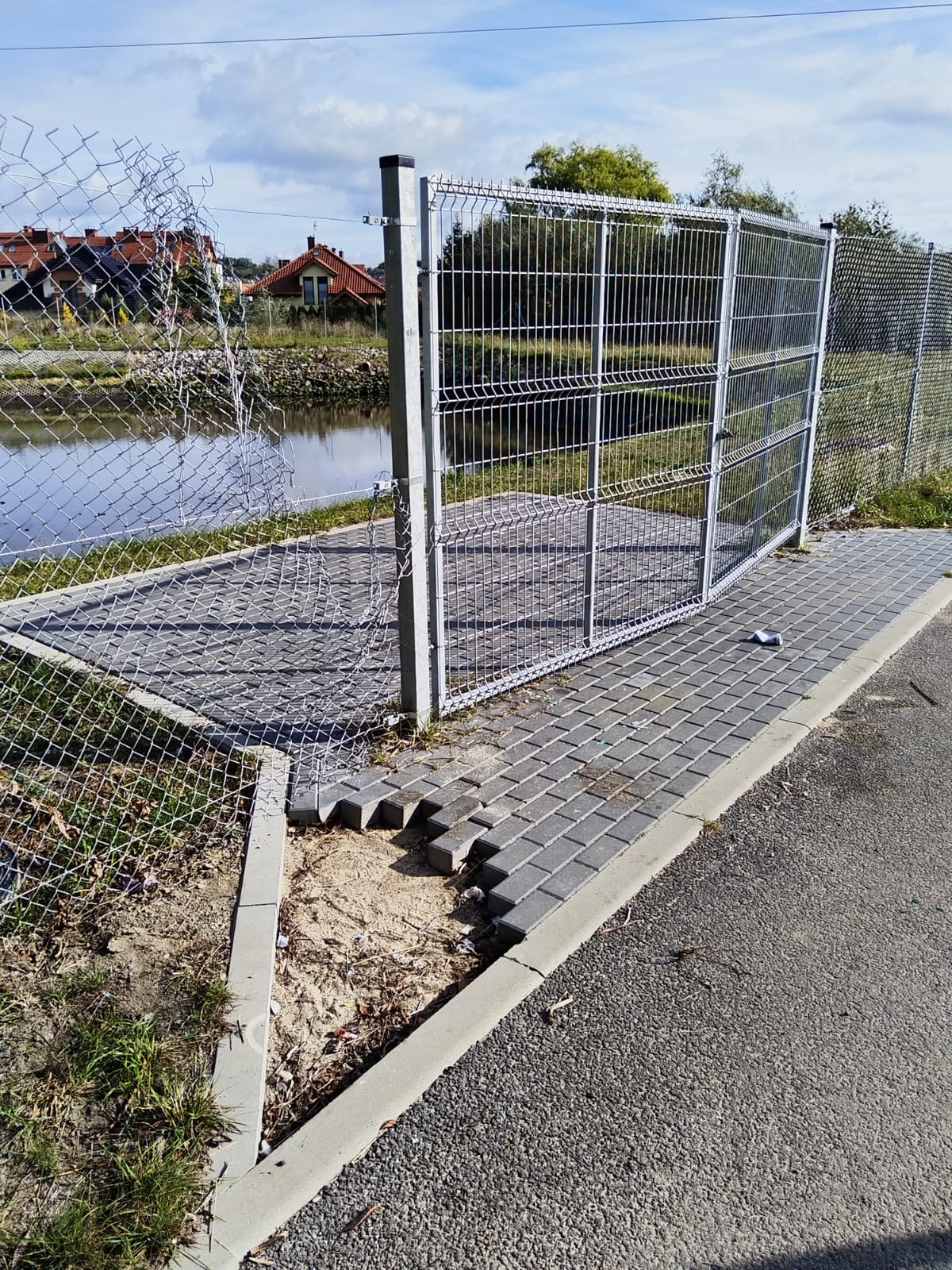 Zniszczone ogrodzenie wokół zbiornika w Bezrzeczu