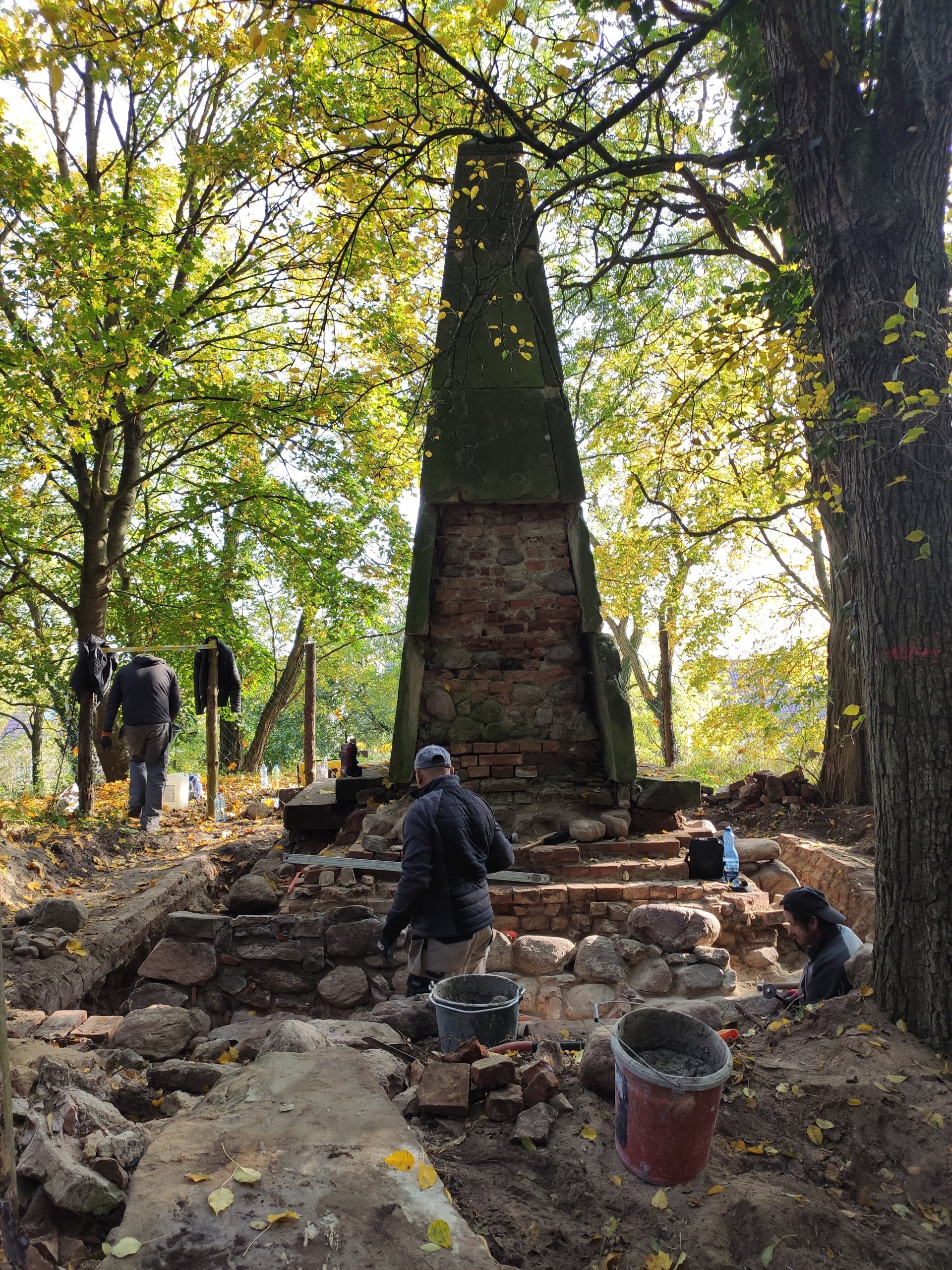 Niespodzianki przy renowacji pomnika w Stolcu