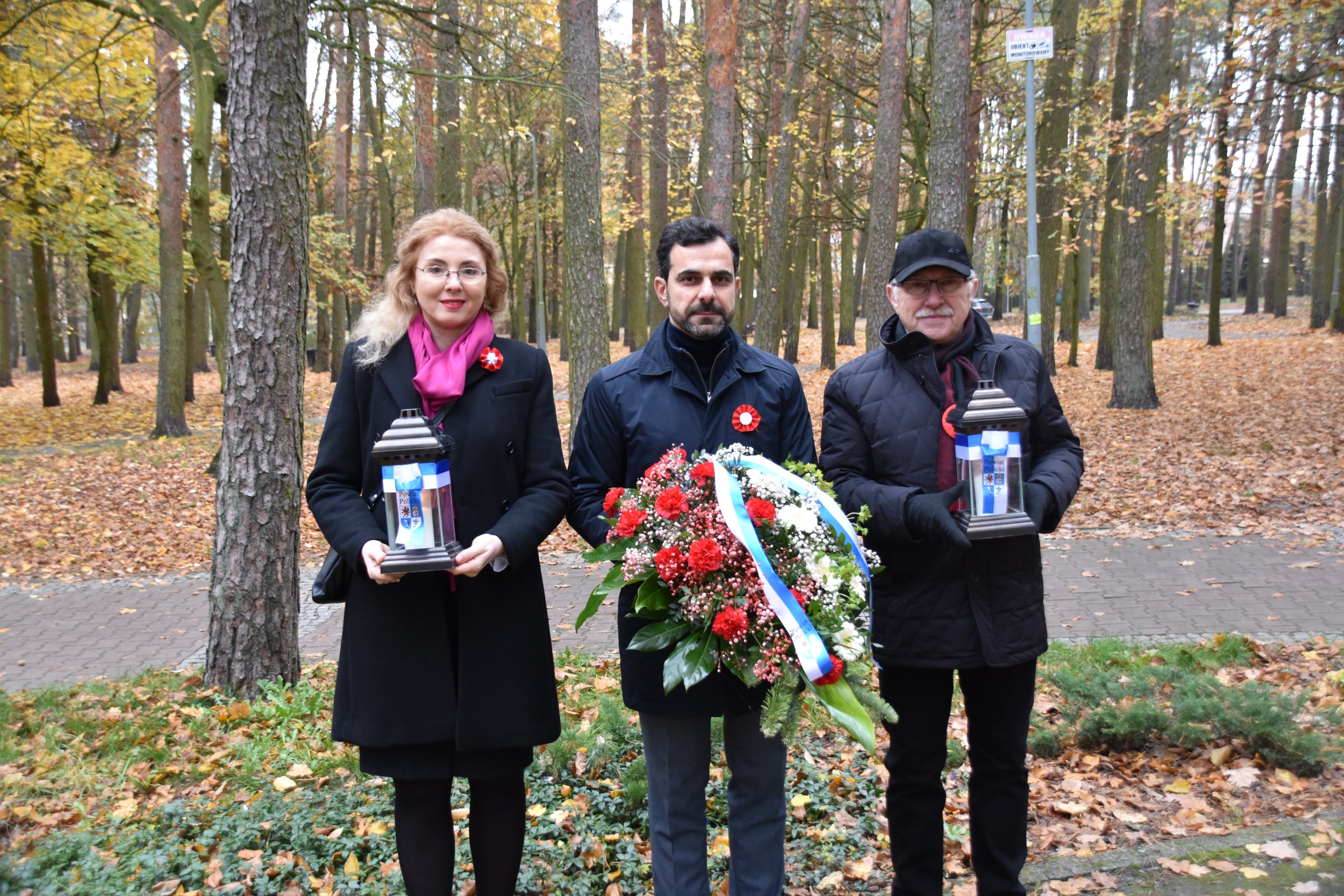 Złożenie kwiatów i udział we mszy w intencji Ojczyzny przez delegację Powiatu Polickiego