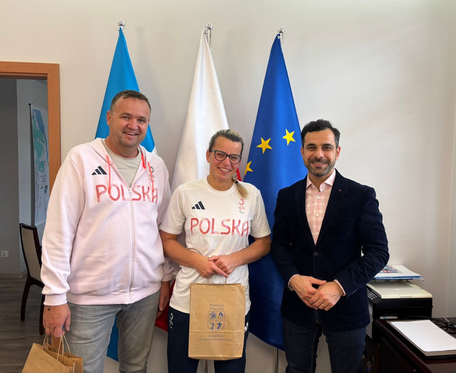 Wizyta paralimpijczyków w Starostwie Powiatowym w Policach