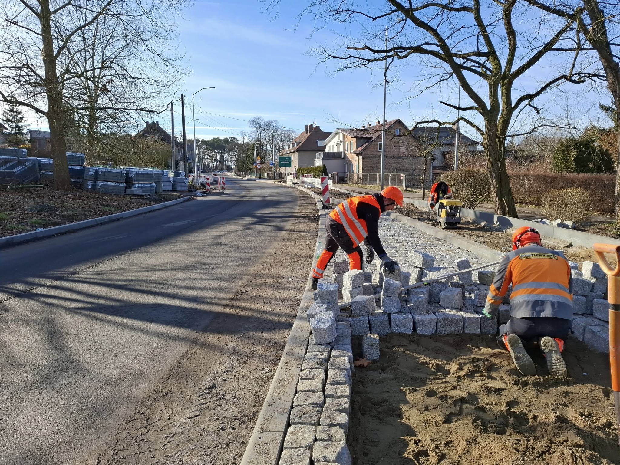 Trwają prace brukarskie na ul. Cisowej i Nadbrzeżnej w Policach