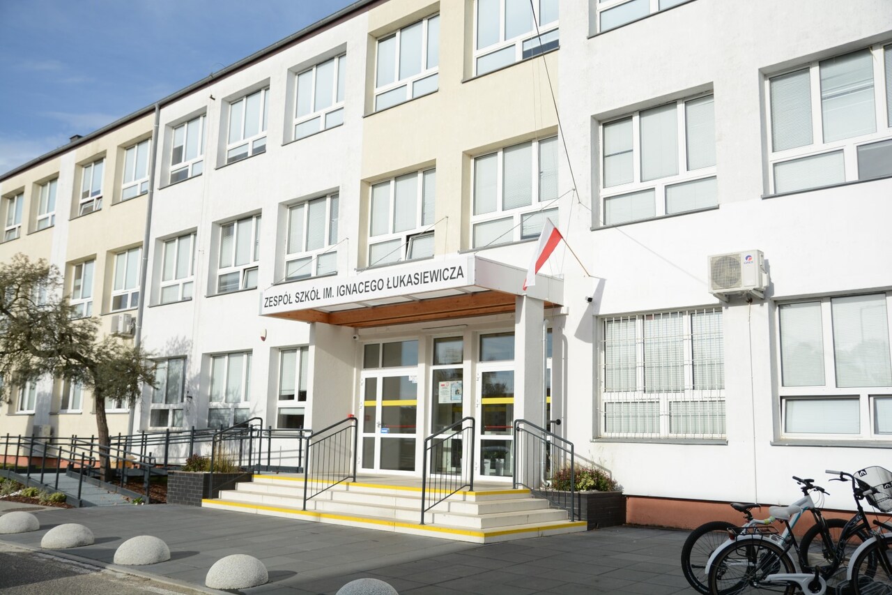 Zarząd Powiatu w Policach ogłasza konkurs na stanowisko Dyrektora Zespołu Szkół im. Ignacego Łukasiewicza w Policach przy ul. Siedleckiej 6, dla którego organem prowadzącym jest Powiat Policki