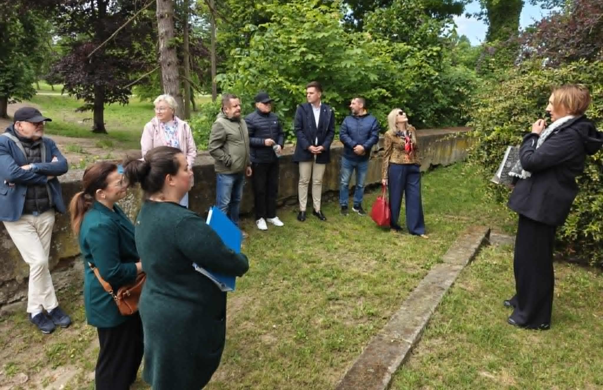Przedstawiciele Powiatu Polickiego z wizytą w Stolcu – rozmowy o historii miejscowości i zabytkach