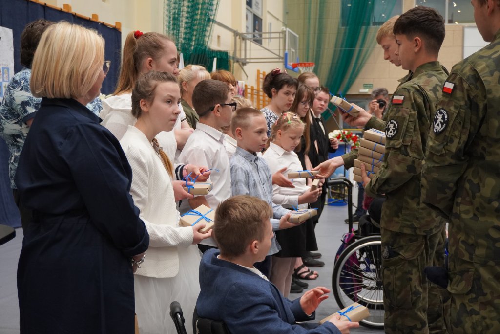 253 uczniów z Powiatu Polickiego wyróżnionych podczas Powiatowej Gali Laureatów 2025