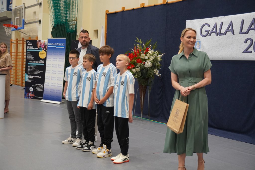 253 uczniów z Powiatu Polickiego wyróżnionych podczas Powiatowej Gali Laureatów 2025
