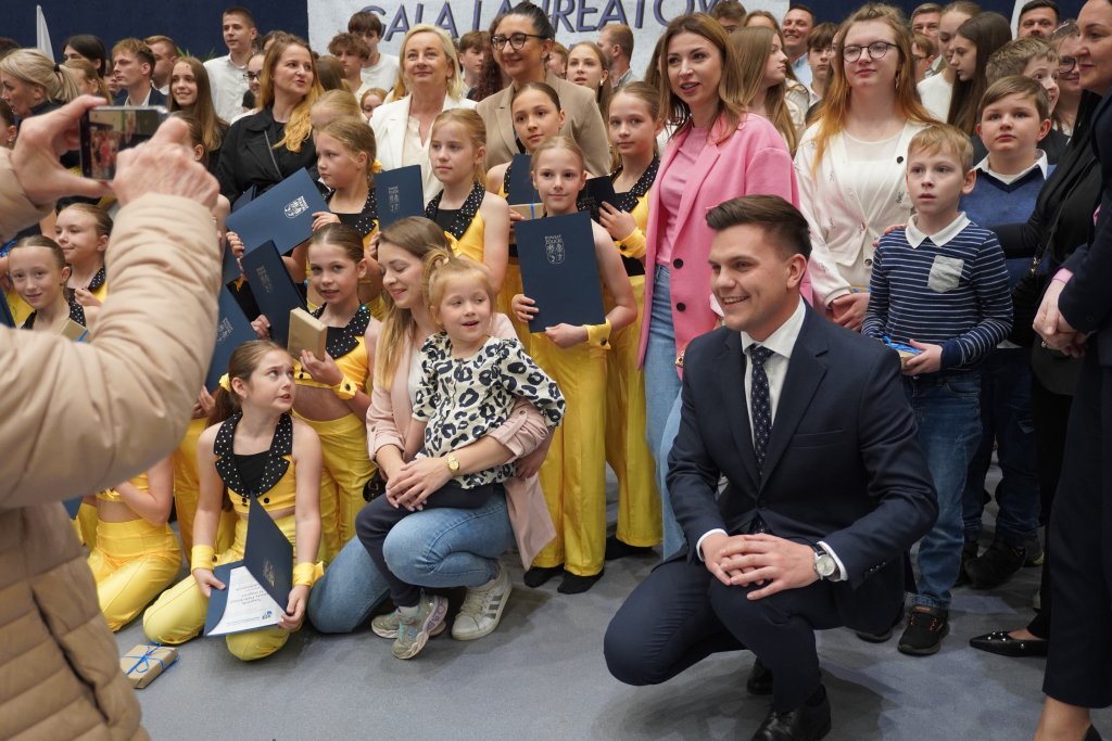 253 uczniów z Powiatu Polickiego wyróżnionych podczas Powiatowej Gali Laureatów 2025