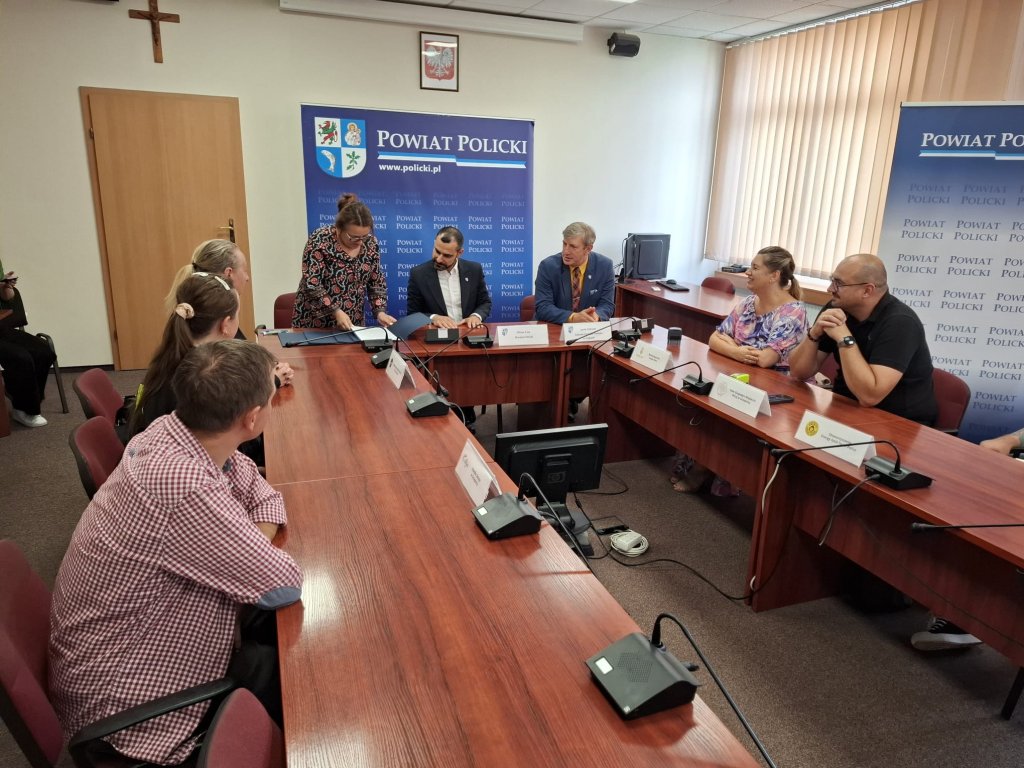 Powiat Policki wspiera lokalne inicjatywy – do zdobycia do 3 000 zł na działanie społeczne!