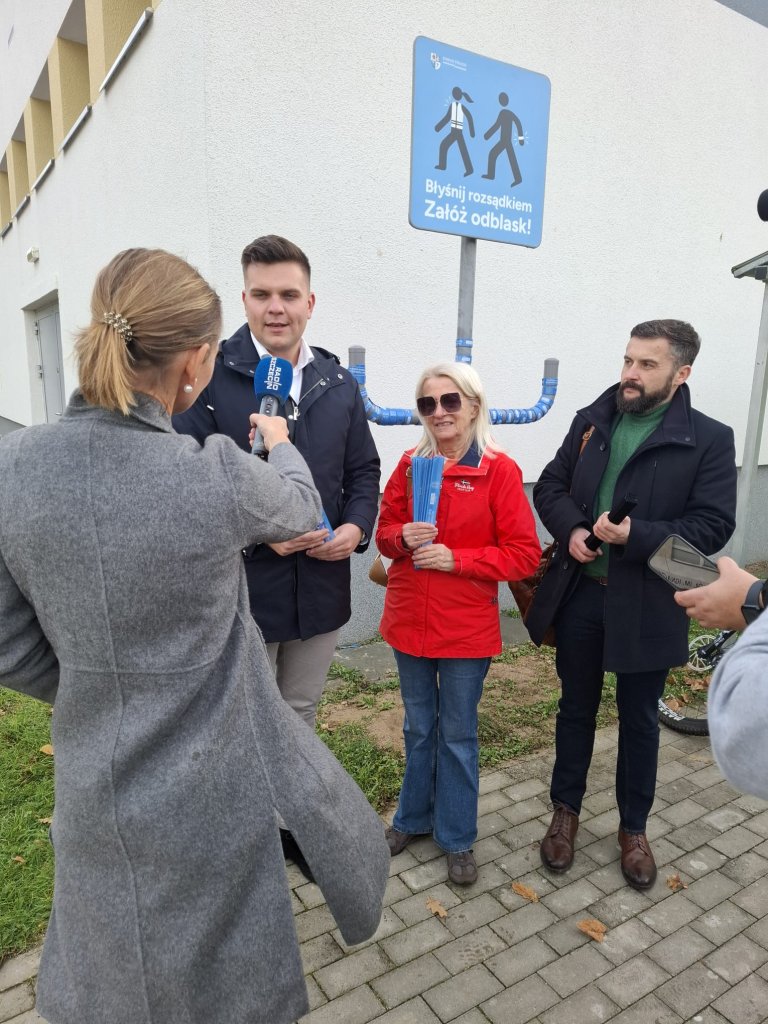 Odblaskowe punkty dla bezpieczeństwa mieszkańców – rusza akcja Powiatu Polickiego