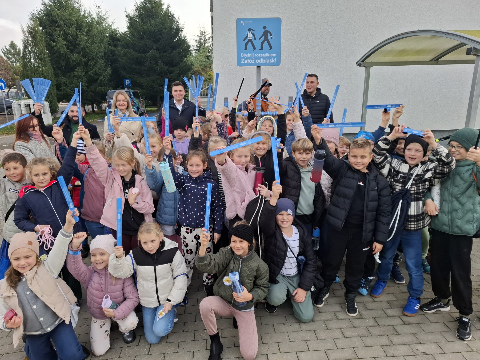 Odblaskowe punkty dla bezpieczeństwa mieszkańców – rusza akcja Powiatu Polickiego