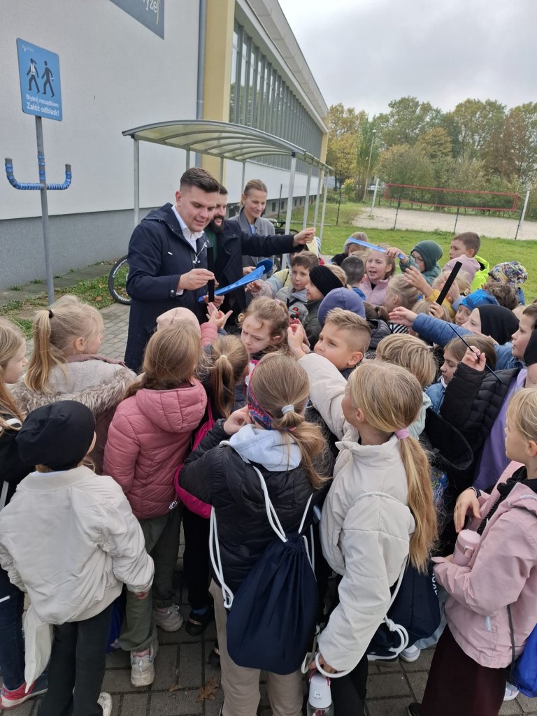 Odblaskowe punkty dla bezpieczeństwa mieszkańców – rusza akcja Powiatu Polickiego