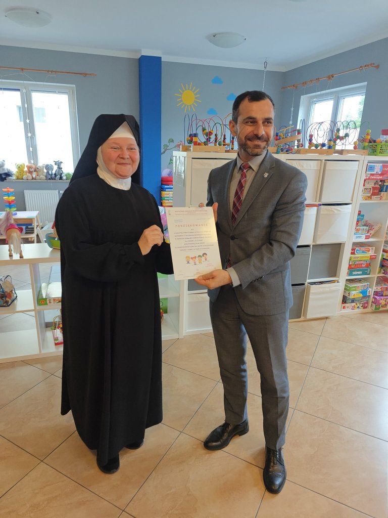 Nowy plac zabaw dla podopiecznych Domu dla Matek z Małoletnimi Dziećmi i Kobiet w Ciąży w Karwowie