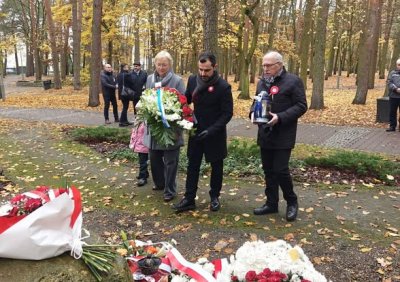 Złożenie kwiatów i zniczy 