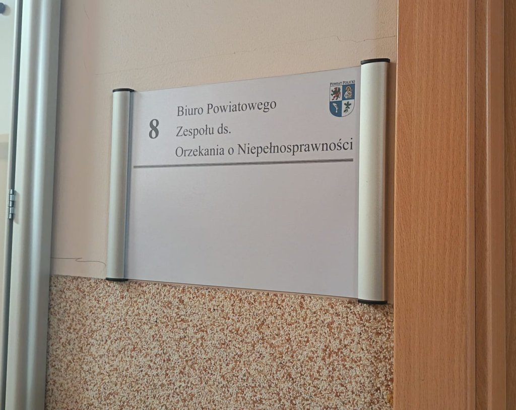 Zdjęcie tabliczki przy drzwiach