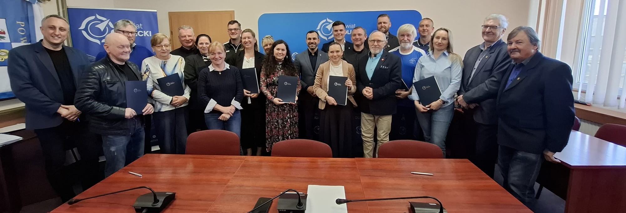 beneficjenci na sali sesyjnej