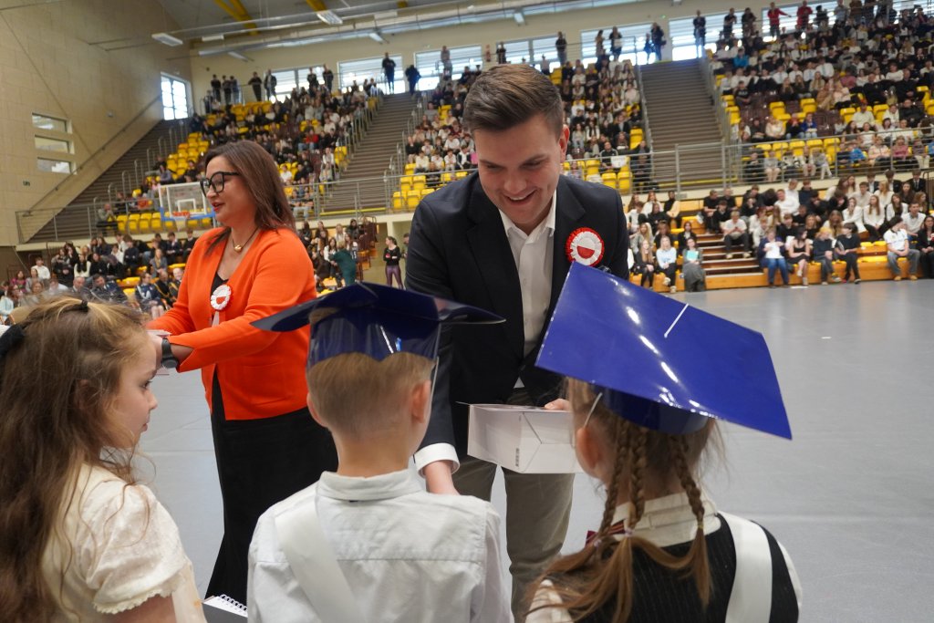 Ślubowanie klas pierwszych w Zespole Szkół im. Ignacego Łukasiewicza w Policach