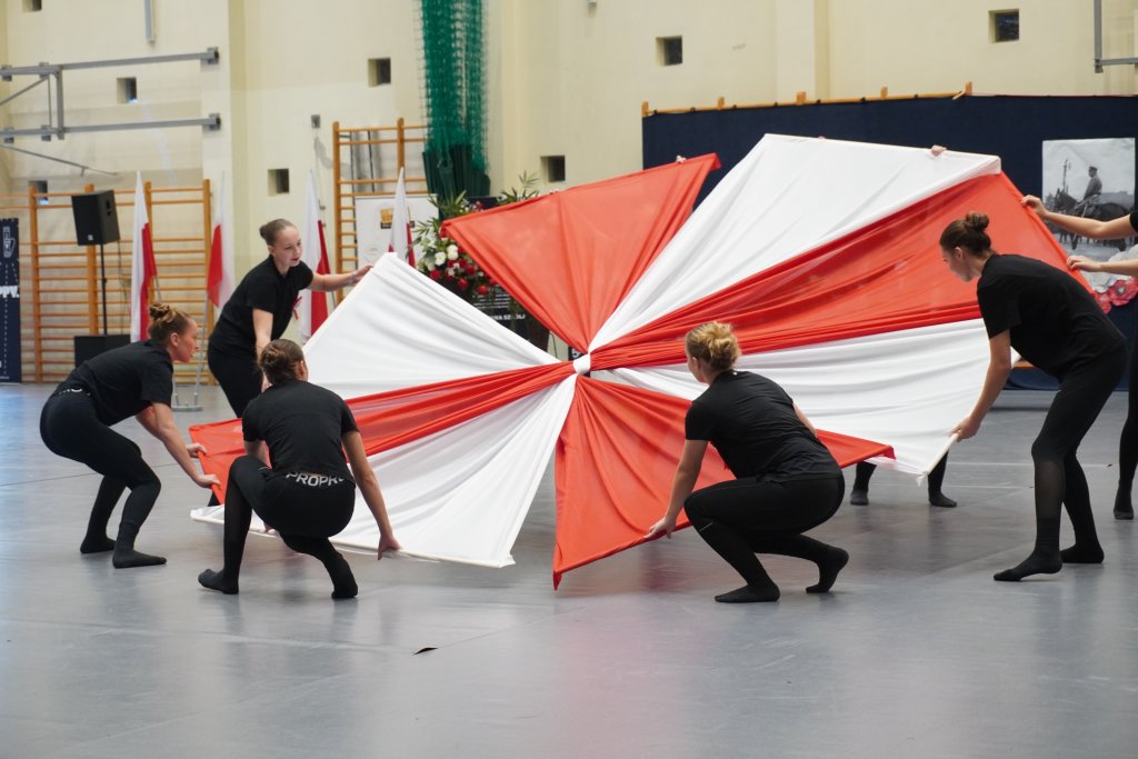 Występ artystyczny uczniów podczas ślubowania klas pierwszych w Zespole Szkół im. Ignacego Łukasiewicza w Policach