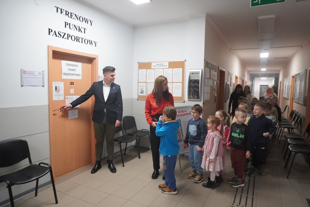 Wicestarosta Policki pokazuje przedszkolakom Terenowy Punkt Paszportowy