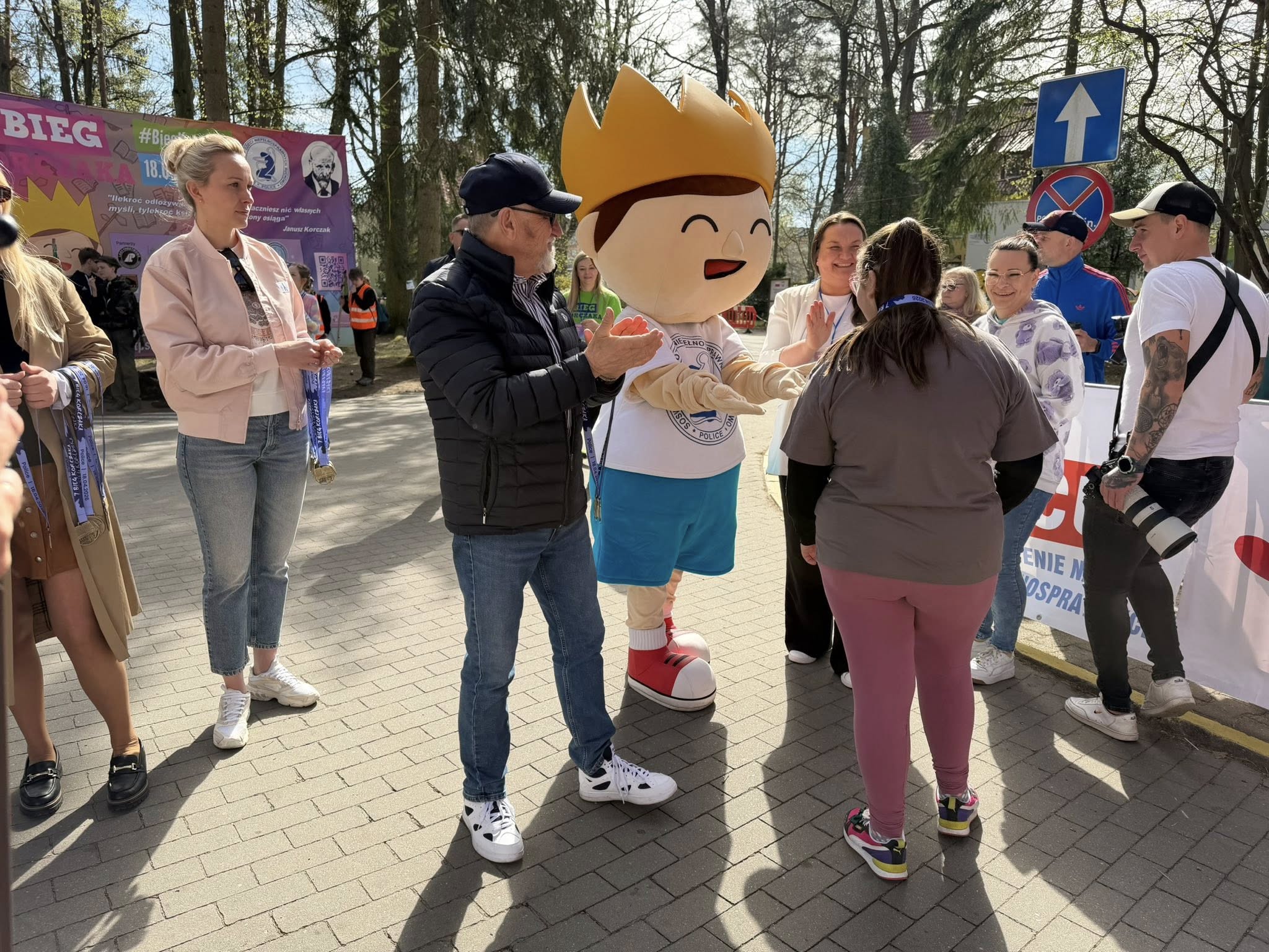 Przewodniczący Rady Powiatu w Policach wręcza medale