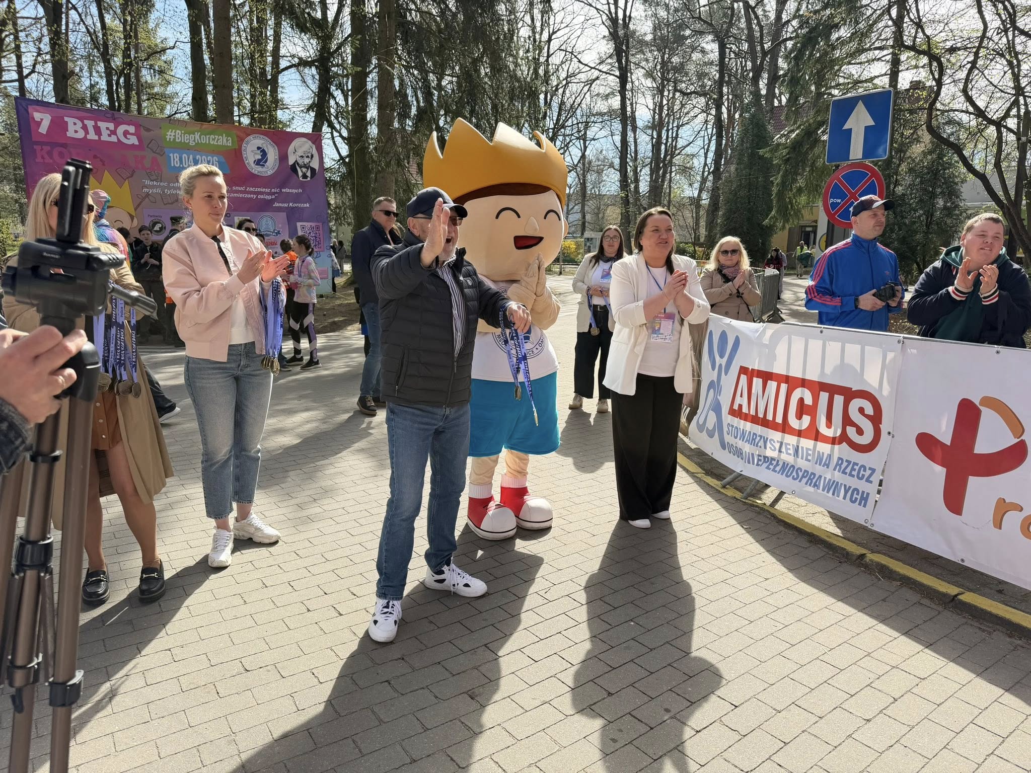 Przewodniczący Rady Powiatu w Policach wręcza medale