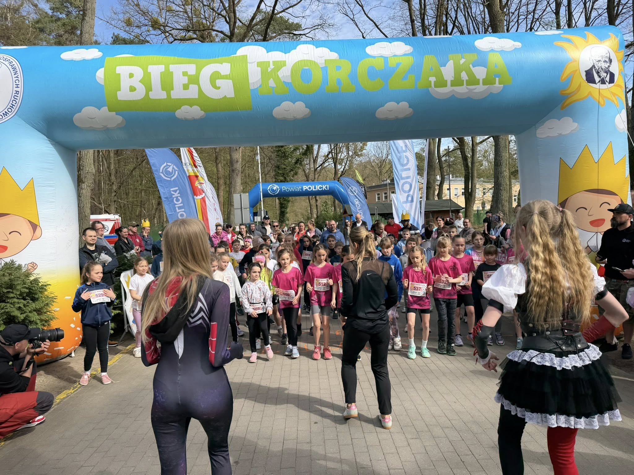 Uczestnicy szykują się do biegu