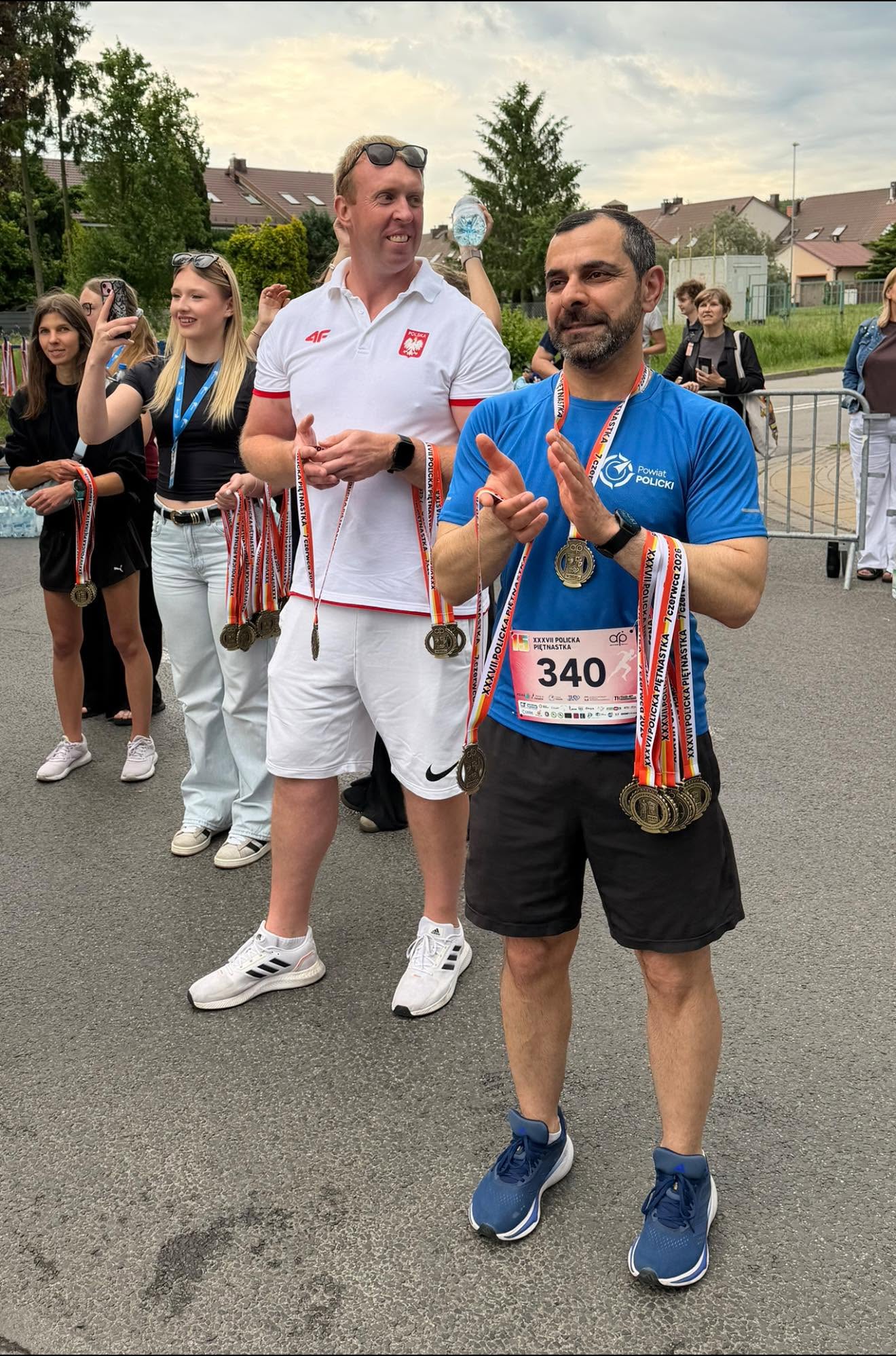 Starosta Policki wręcza medal