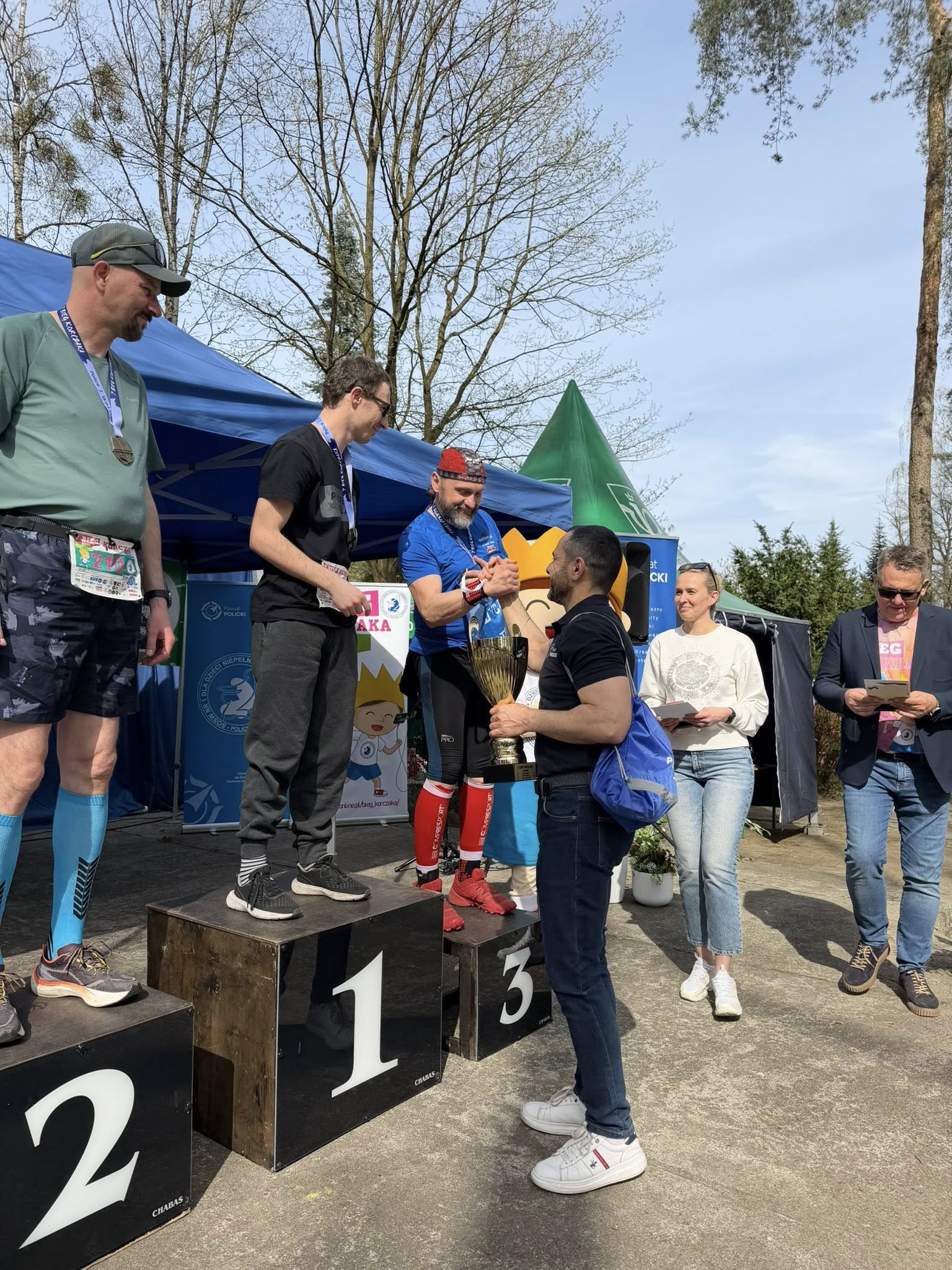 Starosta z nagrodzonymi uczestnikami wydarzenia