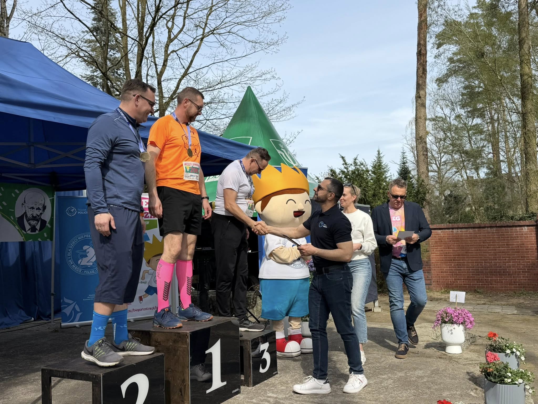 Starosta z nagrodzonymi uczestnikami wydarzenia