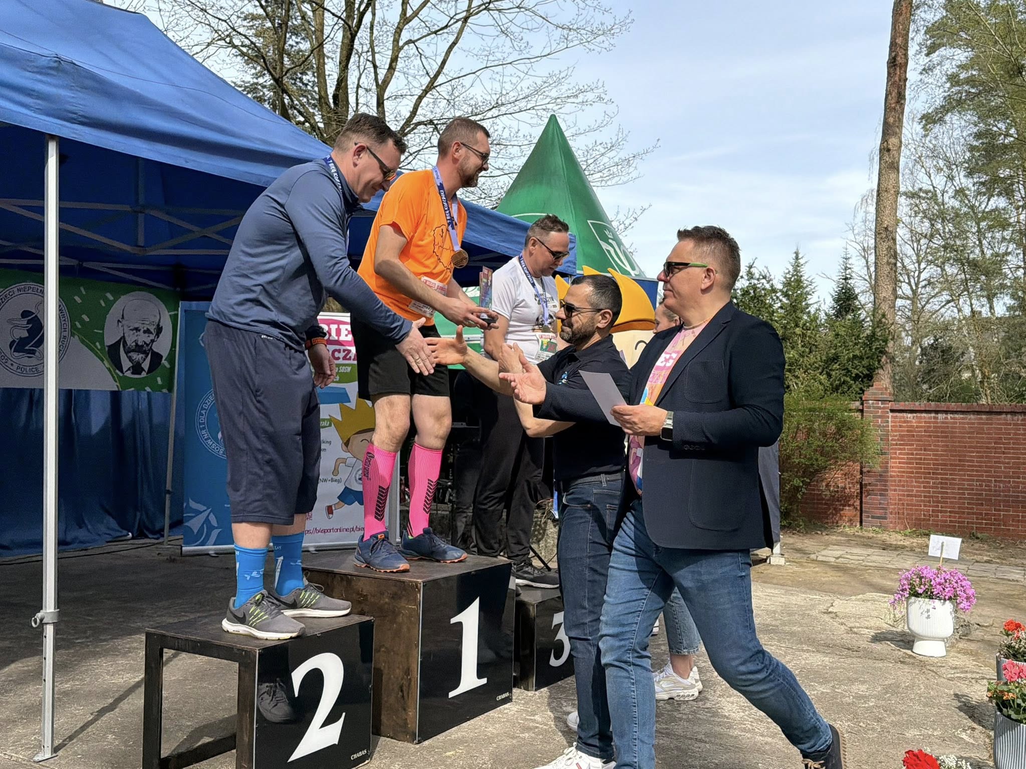 Starosta z nagrodzonymi uczestnikami wydarzenia