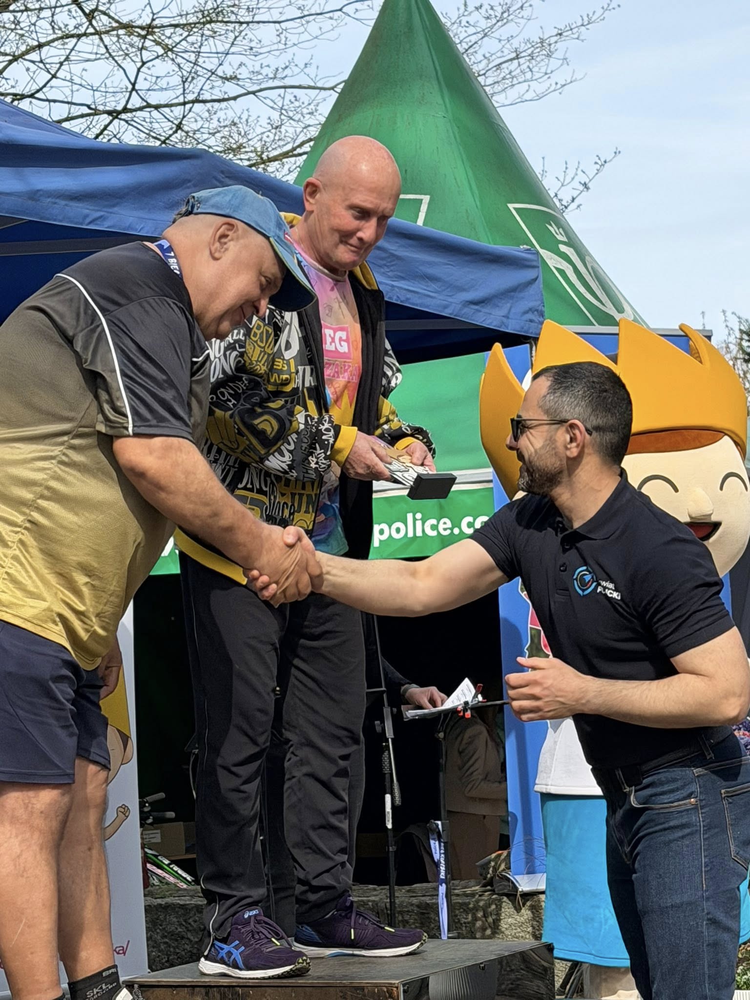 Starosta z nagrodzonymi uczestnikami wydarzenia