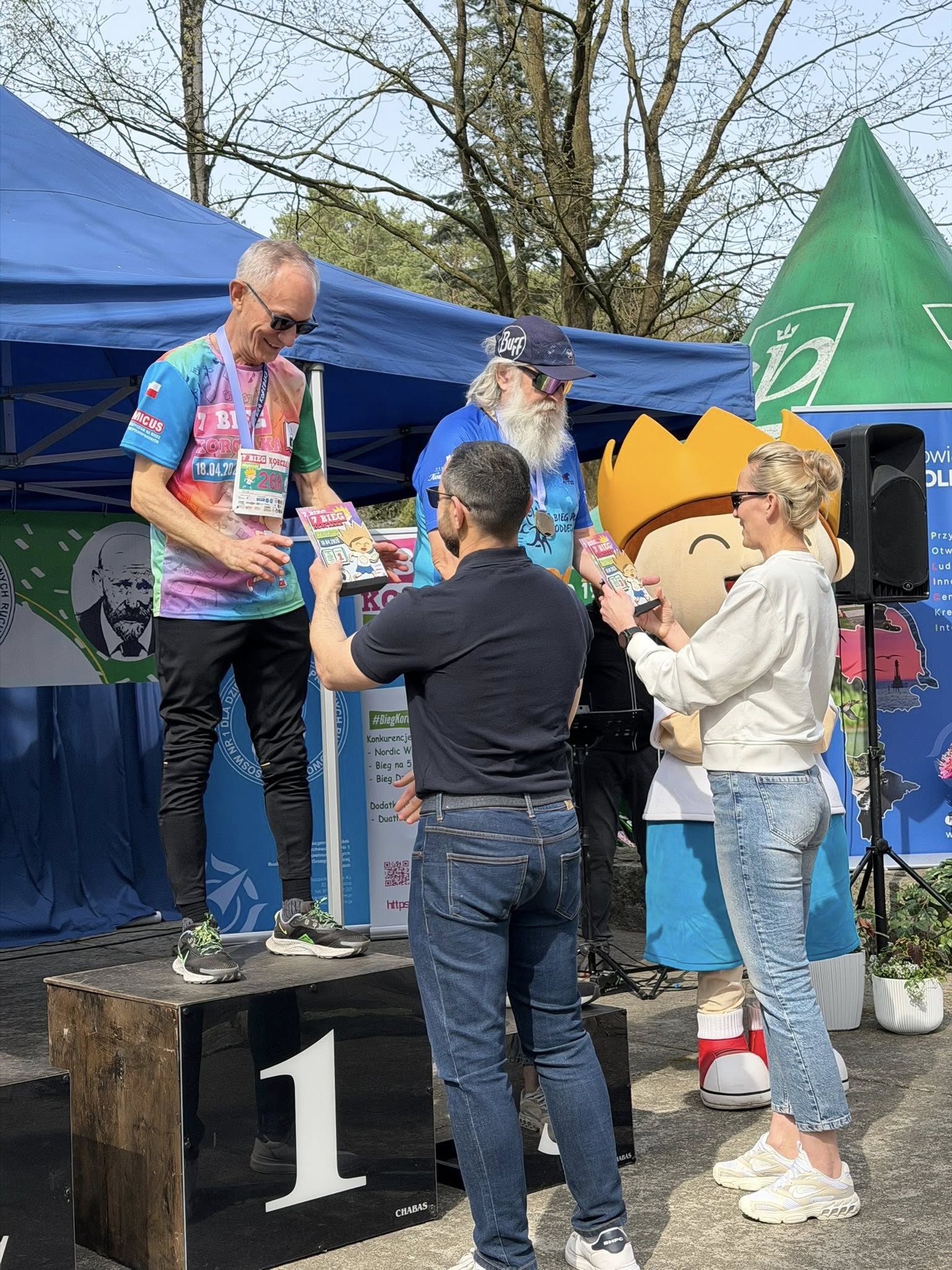 Starosta z nagrodzonymi uczestnikami wydarzenia