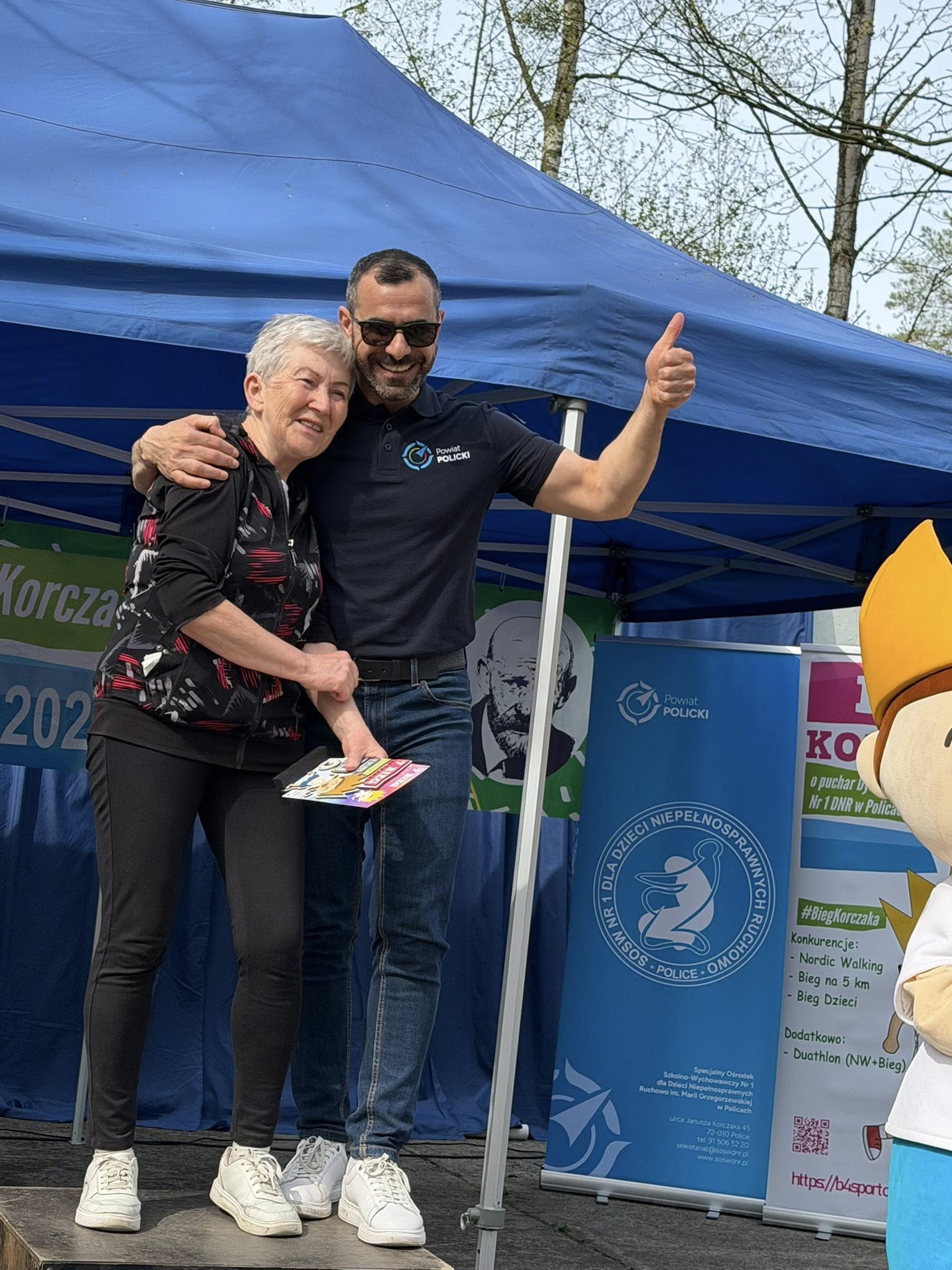 Starosta Policki pozuje do zdjęcia