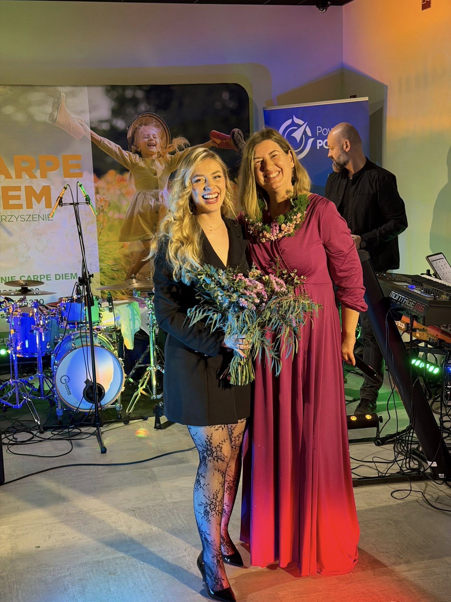 Kobiety pozują do zdjęcia podczas Festiwalu Kobiet