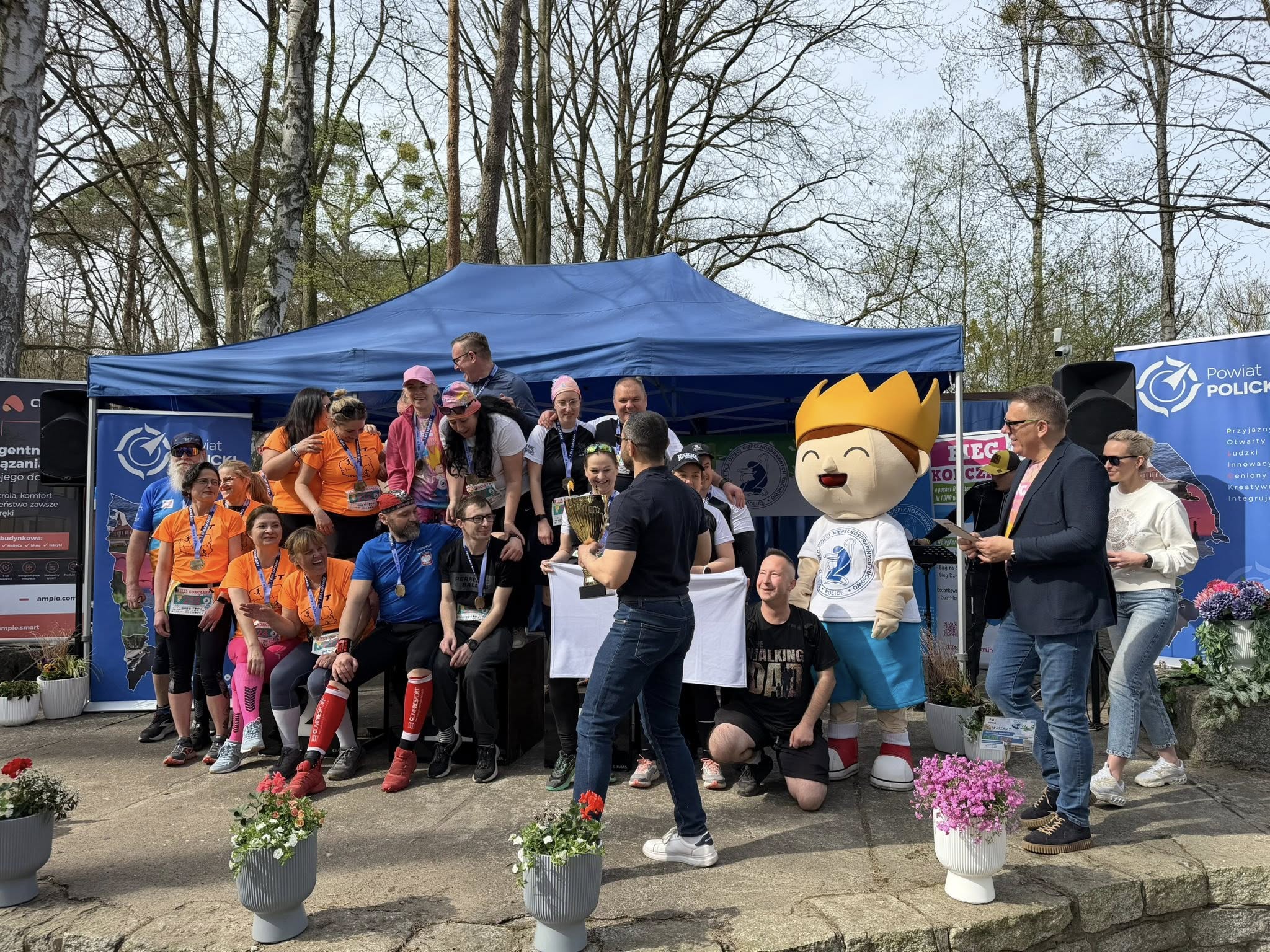 Starosta z nagrodzonymi uczestnikami wydarzenia