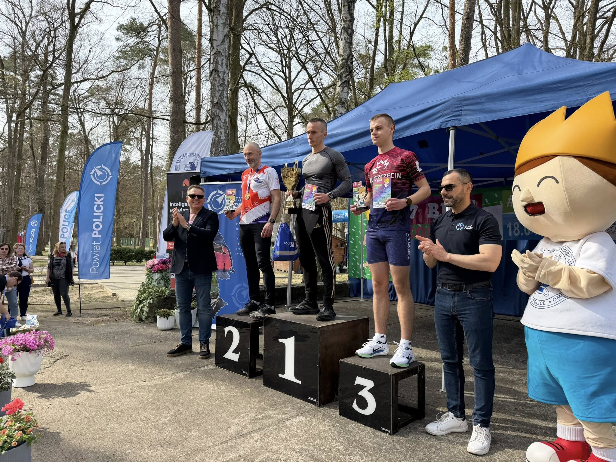 Starosta z nagrodzonymi uczestnikami wydarzenia