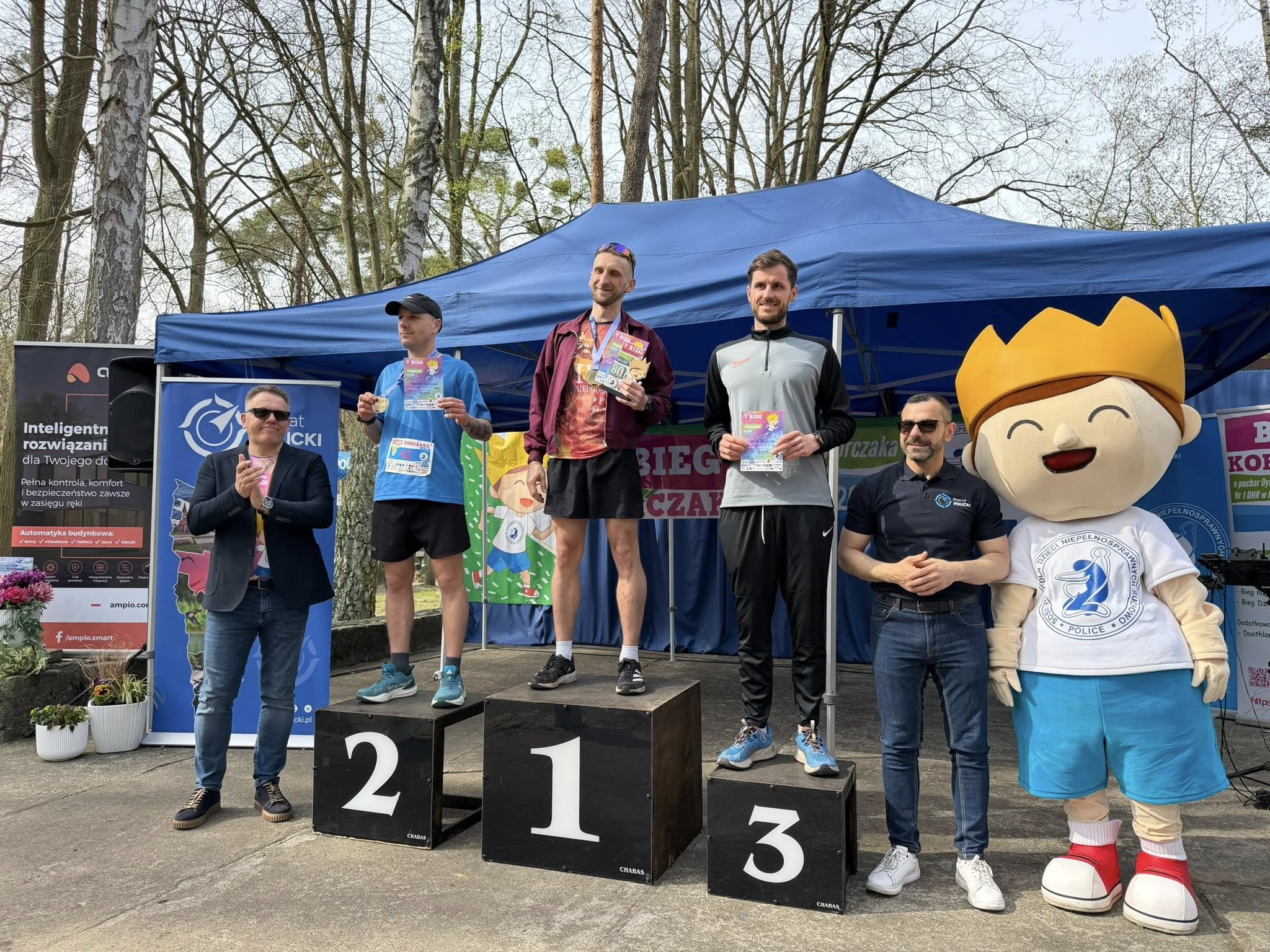 Starosta z nagrodzonymi uczestnikami wydarzenia