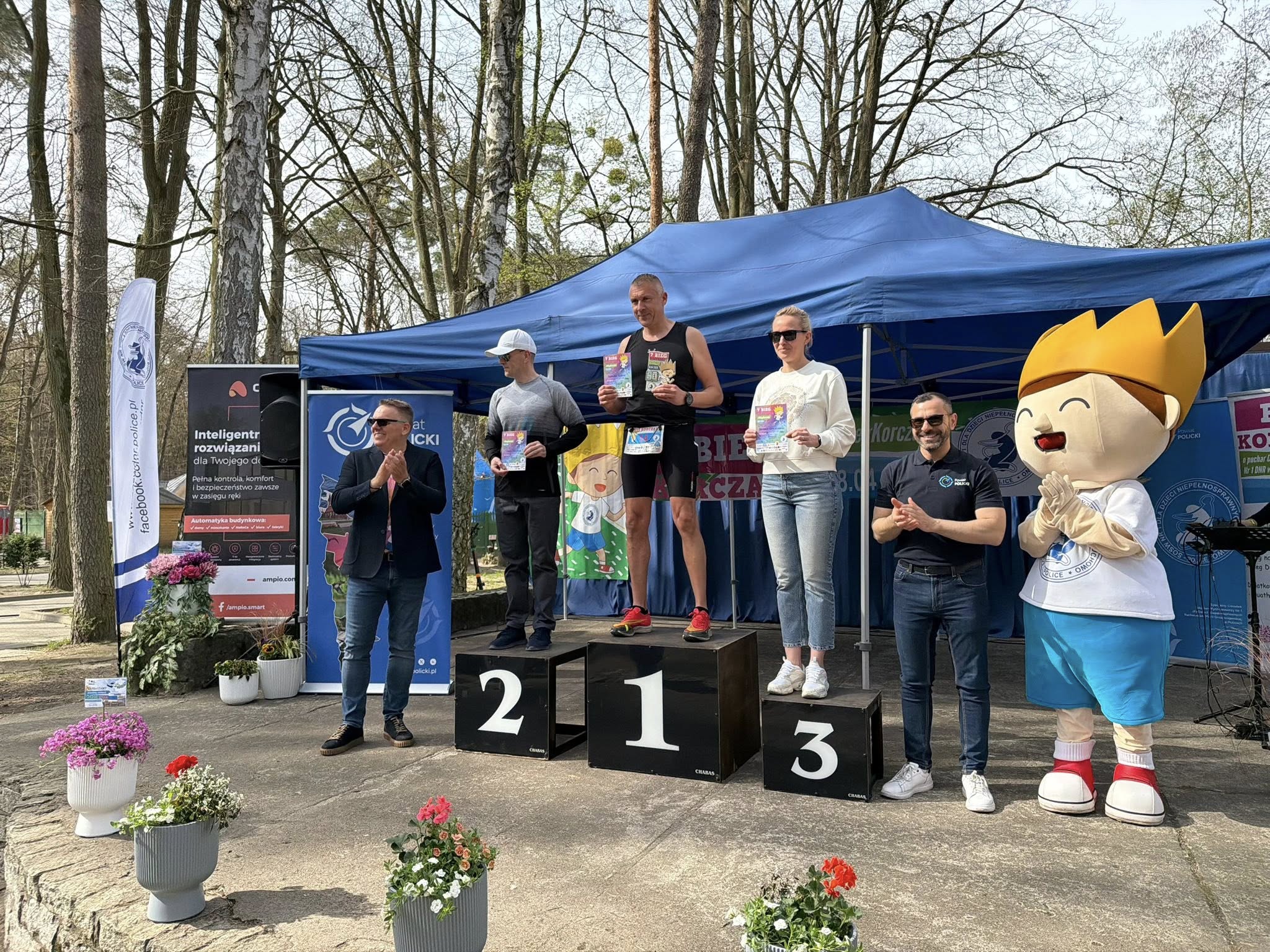 Starosta z nagrodzonymi uczestnikami wydarzenia