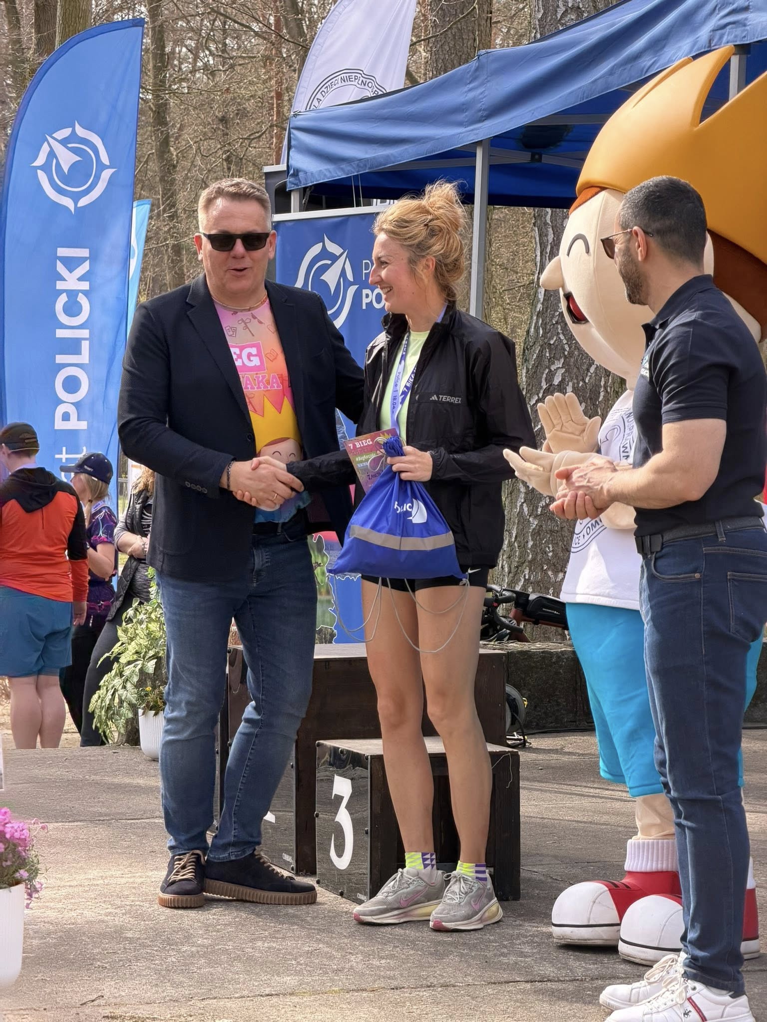 Starosta z nagrodzonymi uczestnikami wydarzenia