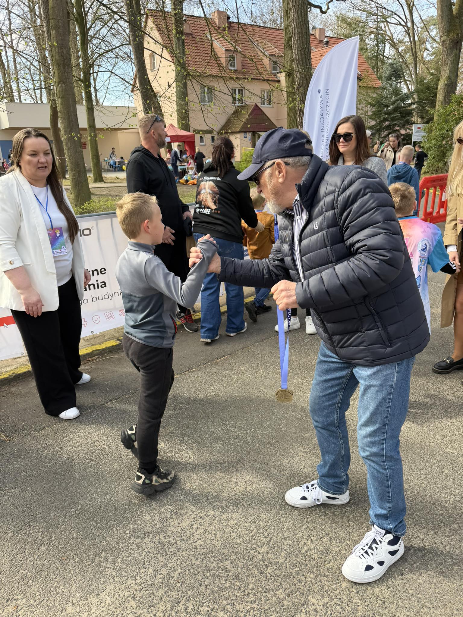 Przewodniczący Rady Powiatu w Policach wręcza medal