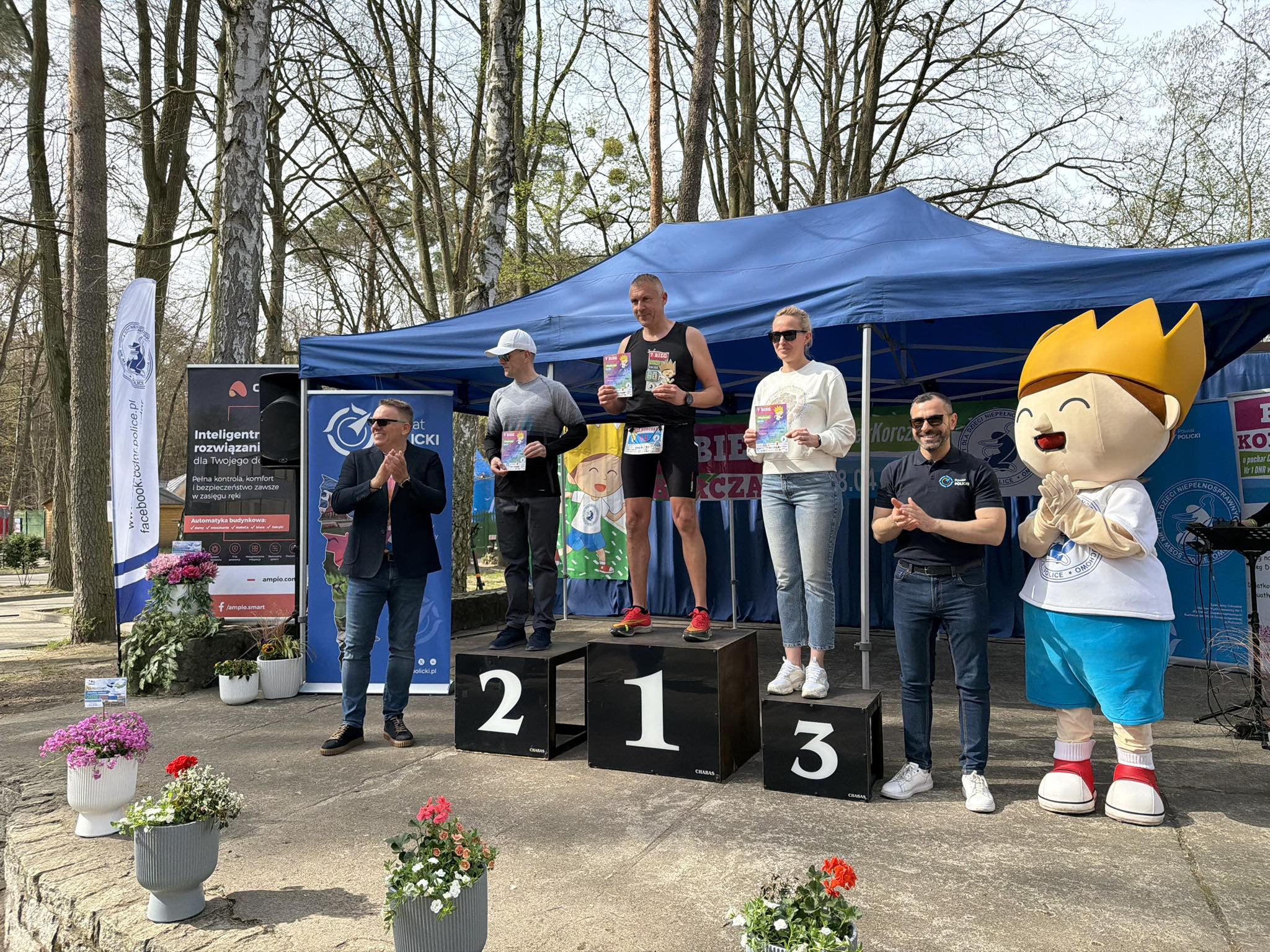 Starosta z nagrodzonymi uczestnikami wydarzenia