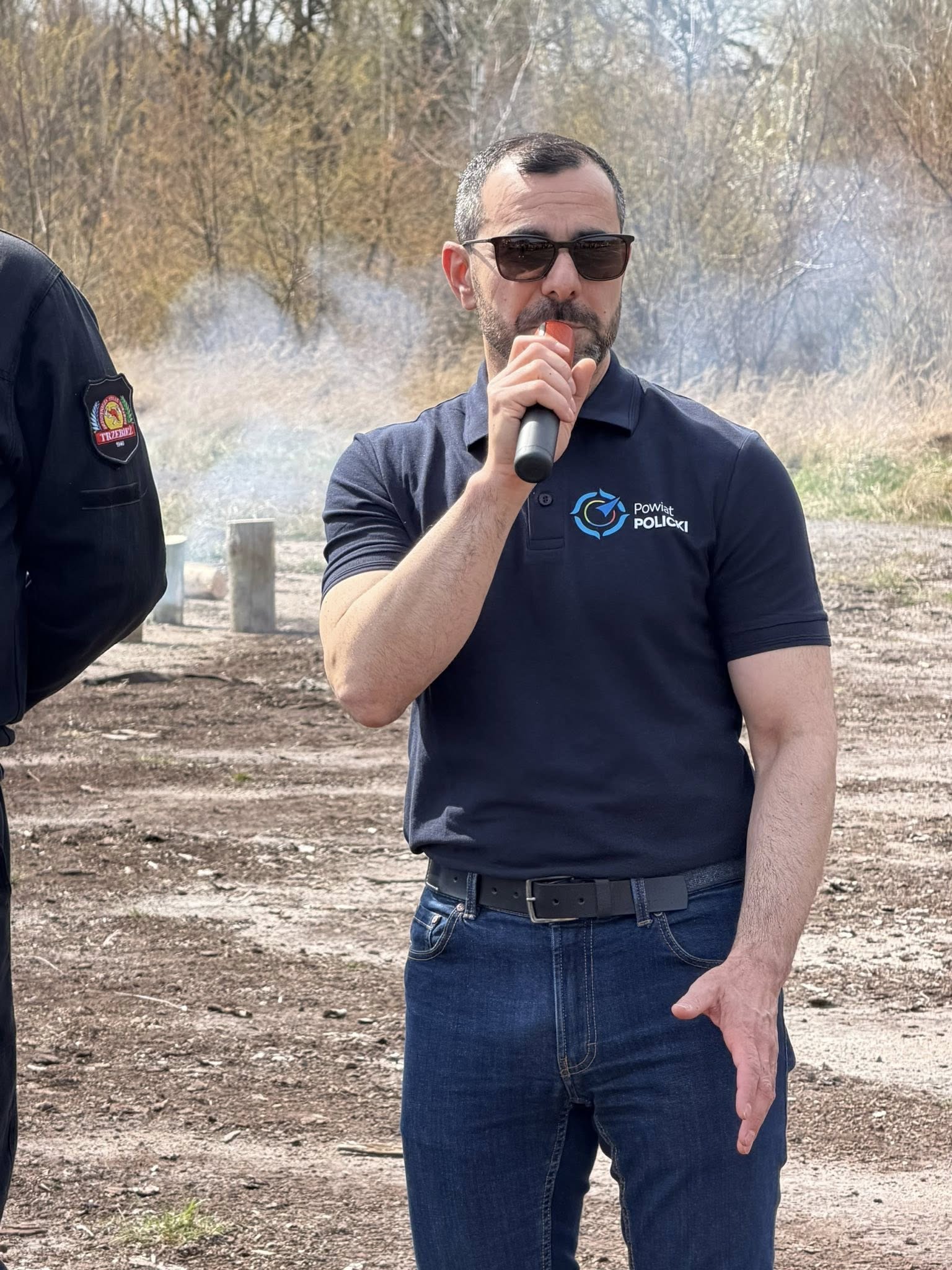 Starosta Policki przemawia do mikrofonu