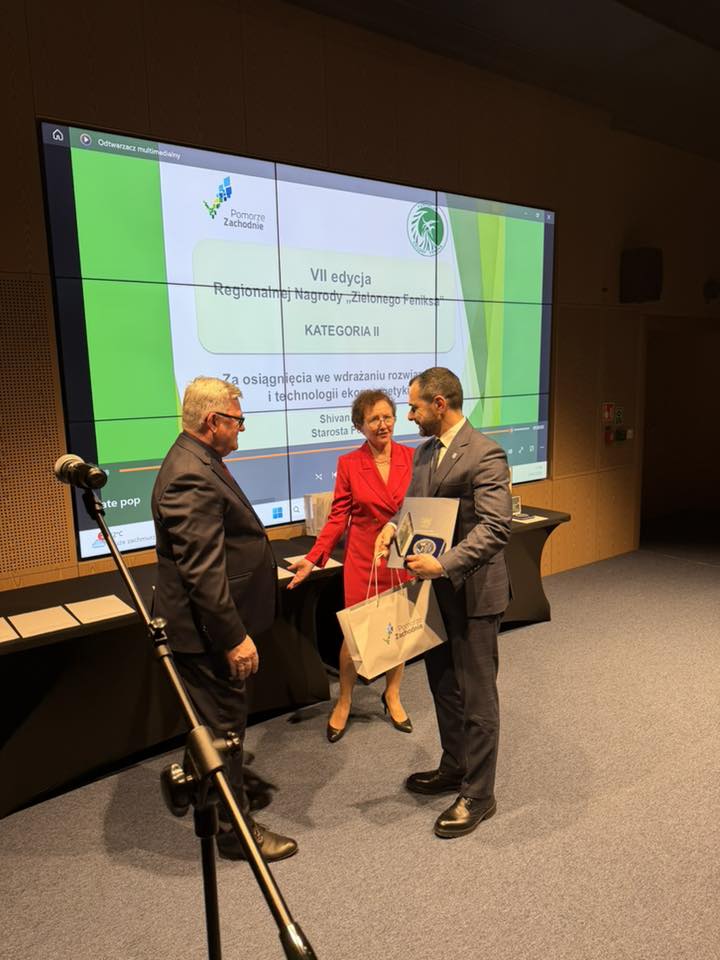 Starosta Policki odbiera nagrodę